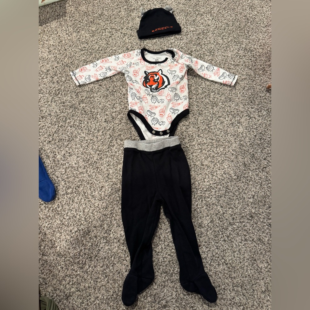 NFL Cincinnati Bengals 3-6 month outfit with Team Logo- 3 piece set! NWOT